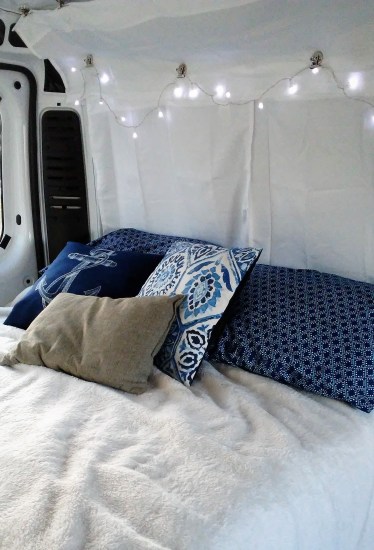 20180209_awesome-van-lighting-over-bed-pic_160849e.jpg